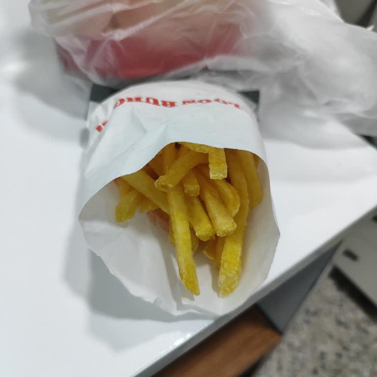 Siparişte Küçük Patates Ve Çay Sıcaklığında Kola, Müşteri Hizmetleri Çözüm Sunamadı