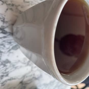 Hijyenik Olmayan Bardakla Servis Edilen Çay