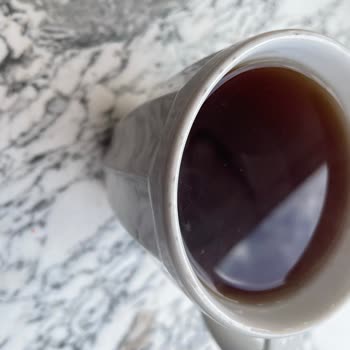 Hijyenik Olmayan Bardakla Servis Edilen Çay