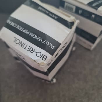 Ser Grup Depolama Reklam Bio Retinol Kırışıklık Kremi Kutusu Kullanılmış Tırtık Pırtık