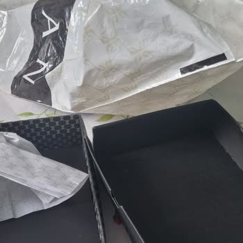 Boş Paket Ve Sorumluluk Reddi: Mor Cüzdan Siparişi