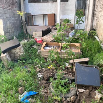 Bahar Mahallesi 3. Işık Sokak'ta Evsel Atıklar Koku Ve Böcek Sorunu Yaratıyor