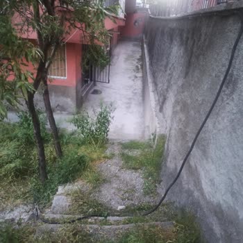 Açıkta Bırakılan İnternet Kabloları Görüntü Kirliliği Ve Güvenlik Riski Oluşturuyor