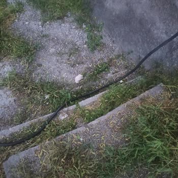 Açıkta Bırakılan İnternet Kabloları Görüntü Kirliliği Ve Güvenlik Riski Oluşturuyor
