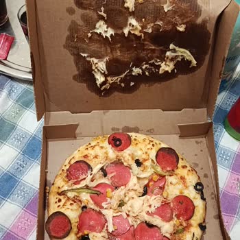 Kötü Kalitede Pizza Ve İlgisiz Şube Personeli