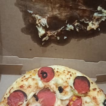 Kötü Kalitede Pizza Ve İlgisiz Şube Personeli