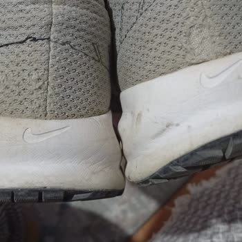 Nike Run Defy Ayakkabısında Kısa Sürede İç Topuk Yırtılması Ve Üretim Hatası Şikayeti