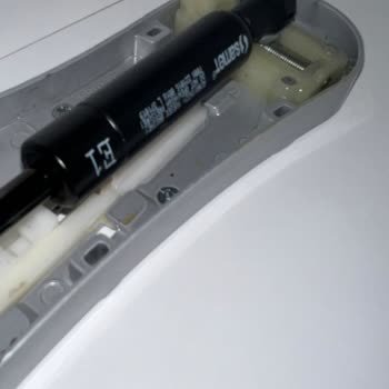 Samet Mobilya’da Mutfak Dolabı Kapak Pistonları Arızalı Ve Güvenlik Tehlikesi