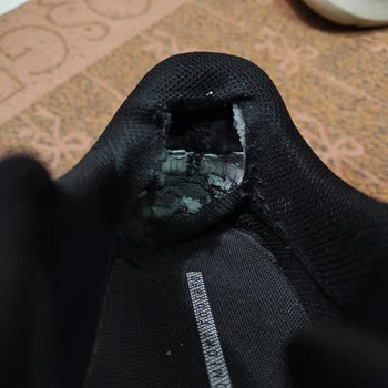 FLO Tokat Erbaa Mağazasında Alınan Reebok Ayakkabısının Topuk Astarı Yırtıldı Ve Sert Parça Yaralara Neden Oldu