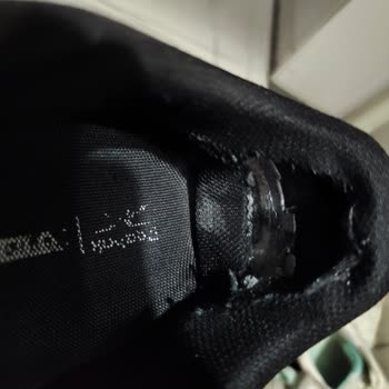 FLO Tokat Erbaa Mağazasında Alınan Reebok Ayakkabısının Topuk Astarı Yırtıldı Ve Sert Parça Yaralara Neden Oldu
