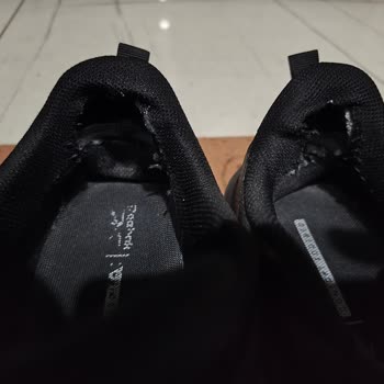 FLO Tokat Erbaa Mağazasında Alınan Reebok Ayakkabısının Topuk Astarı Yırtıldı Ve Sert Parça Yaralara Neden Oldu