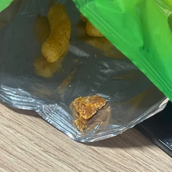 BİM Cheetos Paketi İçinde Bulunan Koyu Kırmızı Yabancı Madde Ve Hijyen Endişesi