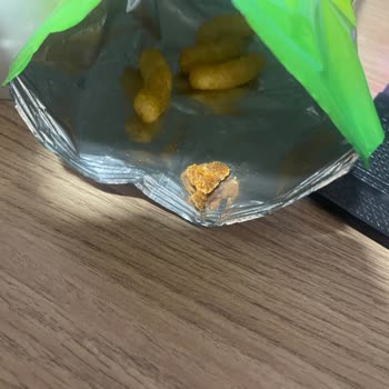 BİM Cheetos Paketi İçinde Bulunan Koyu Kırmızı Yabancı Madde Ve Hijyen Endişesi