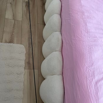 Bambi Başlıkta Tekrarlayan Kumaş Lekeleri Ve Dikiş Bozuklukları