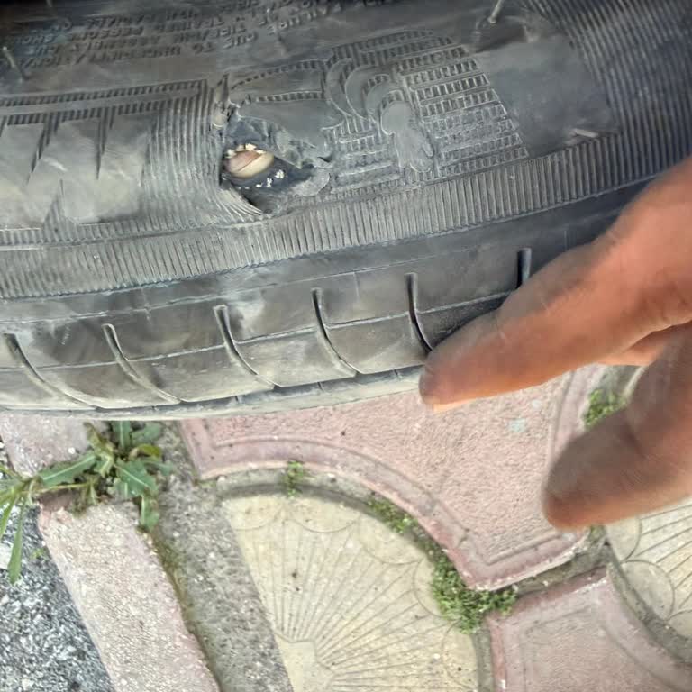Garenta'da Patlayan Lastik İçin Yedek Yok Ve 1500 TL Ücretli Çözüm İade Reddi