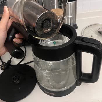 Arçelik Çay Makinesi Cam Haznesi Patlayarak Parçalandı Ve Güvenlik Riskine Yol Açtı