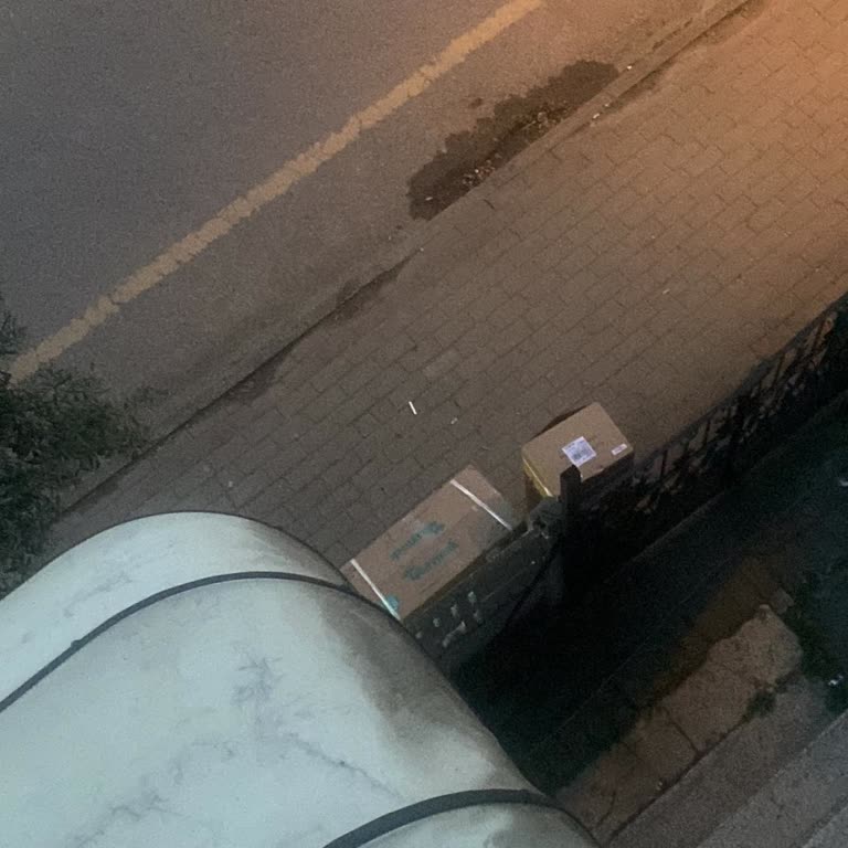 Yalova'da Klimayı Kaldırıma Bırakan Kargo Şirketine Şikayet