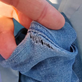 Mavi Pantolonun Bacak Arasından Yırtılması Ve Değişim Talebi