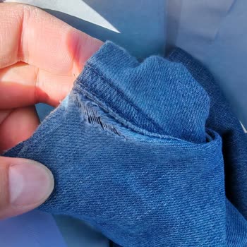 Mavi Pantolonun Bacak Arasından Yırtılması Ve Değişim Talebi