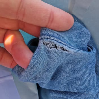 Mavi Pantolonun Bacak Arasından Yırtılması Ve Değişim Talebi