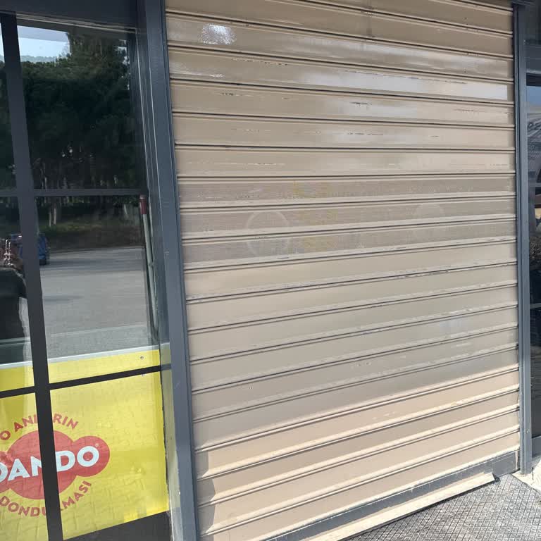 Açılış Saati 08:00'de Mağaza Kapalı Ve Bilgilendirme Yok
