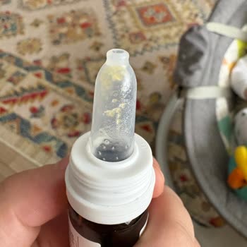 Velavit Çocuk Damlası İçindeki Sarı Kalıntılar Bebeği Endişelendiriyor