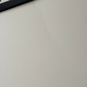 Kelebek Mobilya’da Eğimli Sandalyeler Ve Çatlak Baza İçin Acil Çözüm Talebi