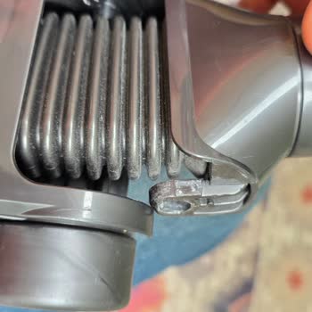 Dyson Süpürge Başlığı Kendi Kendine Ayrılıyor Ve Garanti Kapsamında Ücretsiz Değişim Talep Ediliyor