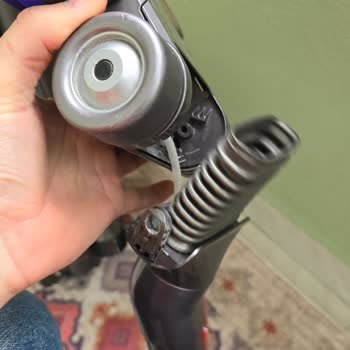 Dyson Süpürge Başlığı Kendi Kendine Ayrılıyor Ve Garanti Kapsamında Ücretsiz Değişim Talep Ediliyor