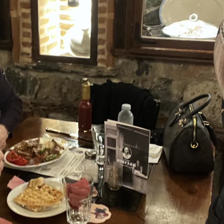 Lezzetli Yemekler, Garsonların Kulaklık Takması Ve Soğuk Misafirperverlik