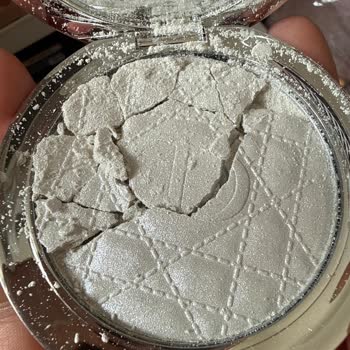 Rio Kozmetik Toptan’dan Gelen Patlak Fondöten Ve Kırık Highlighter’lar İçin Tam İade Talebi
