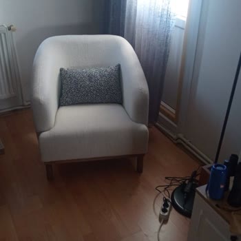 Vivense Beyaz Berjerde Çatlaklar Ve Kırık Parçalar: Üretim Hatası
