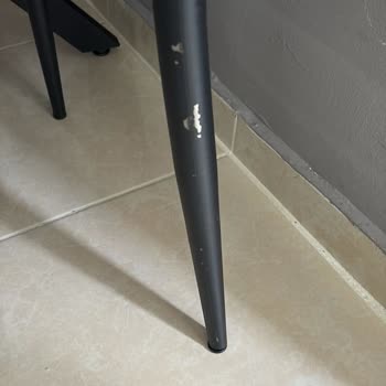 İki Ay Beklettiği Kusurlu Masa Ve Sandalye Takımı İçin Hızlı Değişim Talebi