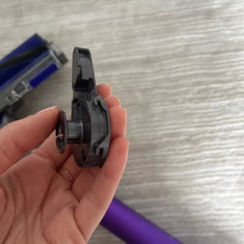 Dyson Gen5 Detect Fluffy Optic Başlığı Çentikli Kapağı Kendi Kendine Düşüyor: Değişim Talebi