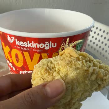 Tavuk Kanadı Tüyleriyle Birlikte Paketlenmiş Kova Party Ürünün Özensiz Ambalajı