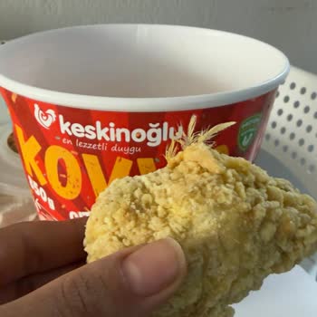 Tavuk Kanadı Tüyleriyle Birlikte Paketlenmiş Kova Party Ürünün Özensiz Ambalajı