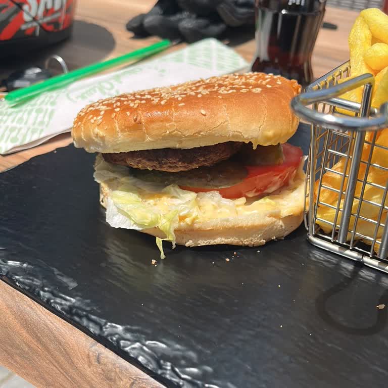 415 TL'lik Hamburgerin Bayat Ve Hijyenik Olmayan Sunumu