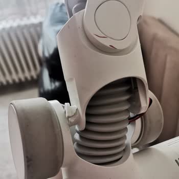 Robot Süpürge Arızası Nedeniyle Zarar Görmüş Dikey Süpürge Parçası İçin Ücretsiz Değişim Talebi