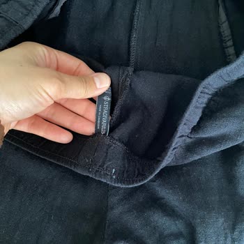 Stradivarius Pantolonunda Bariz Kumaş Renk Uyumsuzluğu