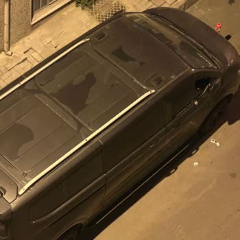 Bayrampaşa Belediyesi'nin Bilgi Vermeden Park Alanını Dubalarla Kapaması