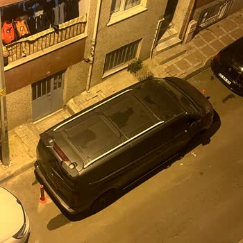 Bayrampaşa Belediyesi'nin Bilgi Vermeden Park Alanını Dubalarla Kapaması