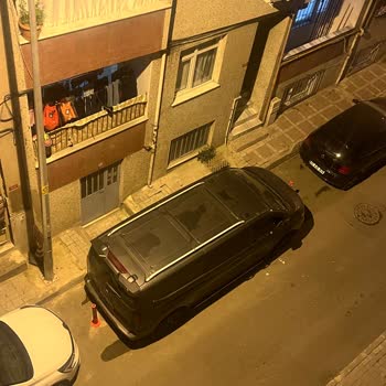 Bayrampaşa Belediyesi'nin Bilgi Vermeden Park Alanını Dubalarla Kapaması