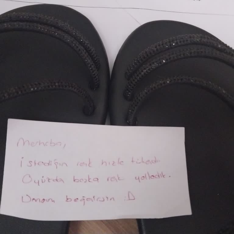 Stok Bilgisi Eksikliği Nedeniyle Yanlış Renk Sandalet Ve Saygısız Not
