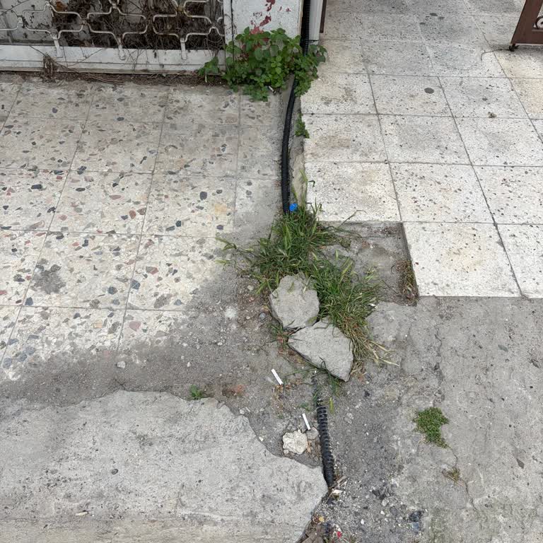 Açıkta Kalan Fiber Kablo Yaya Güvenliğini Tehdit Ediyor