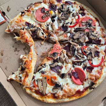Kıl Çıkan Ve Buz Gibi Pişmemiş Pizza İçin Tam İade Talebi