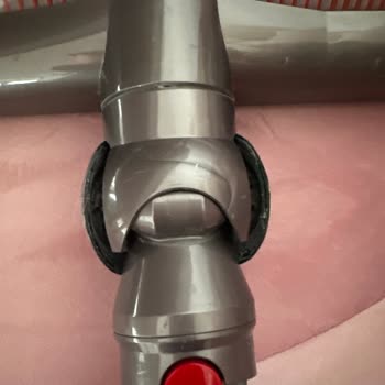 Dyson V12 Süpürge Borusu Ve Halı Başlığındaki Gevşeme Sorunu, Ücretsiz Parça Talebi