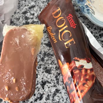 A101 Eleşkirt Şubesinde Dolce Dondurmada Şüpheli Kristal Katman: Hijyen Ve Gıda Güvenliği Endişesi
