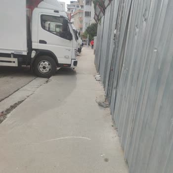 Başıbüyükyolu Caddesi'nde Kamyonların Yaya Yolu Ve Park Alanını İşgal Etmesi