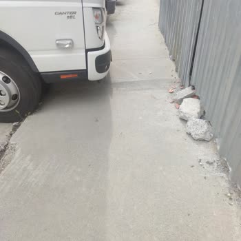 Başıbüyükyolu Caddesi'nde Kamyonların Yaya Yolu Ve Park Alanını İşgal Etmesi