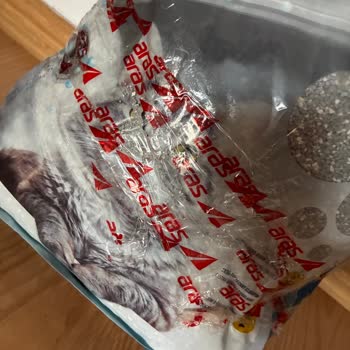 Aras Kargo'nun Dikkatsiz Taşıması Sonucu Patlayan Kedi Kumu Paketi